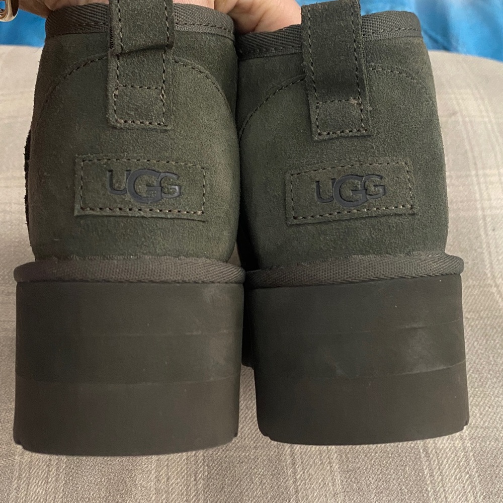 UGG Classic Ultra Mini Platform Lined Boots
Sage green/gray.